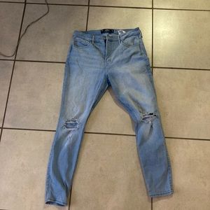 Hollister Co. light blue knee ripped 15 R W32 L28